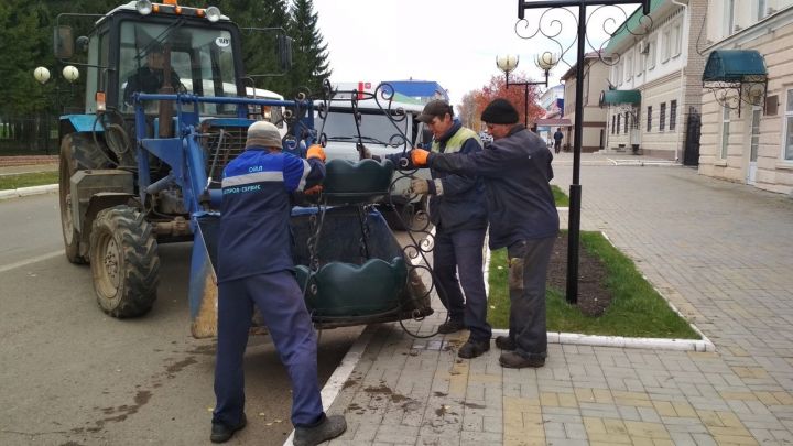 В центре Мензелинска убрали  вазоны