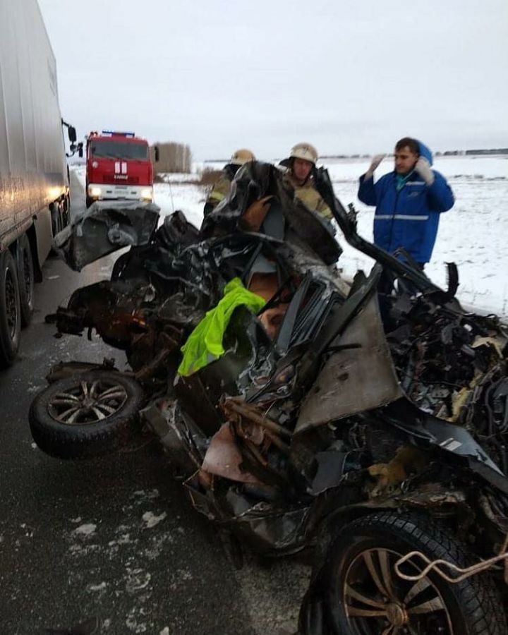 В Татарстане легковушка на встречке влетела под фуру, погибли женщина и ребенок