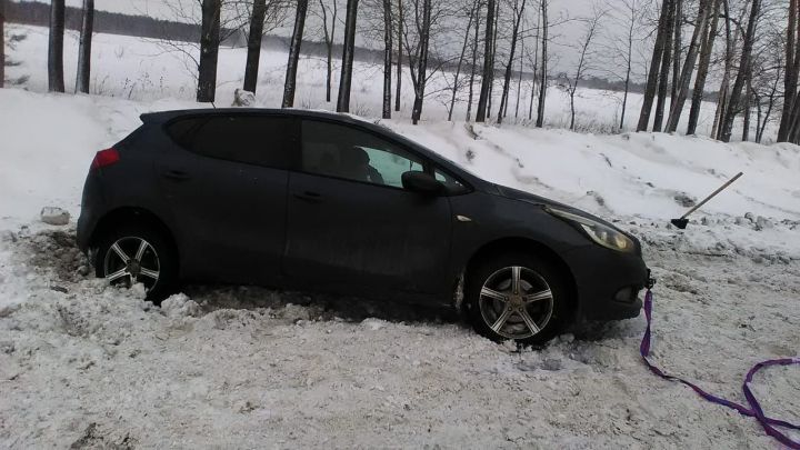 В Татарстане сотрудники Госавтоинспекции помогли автомобилисту выбраться из кювета