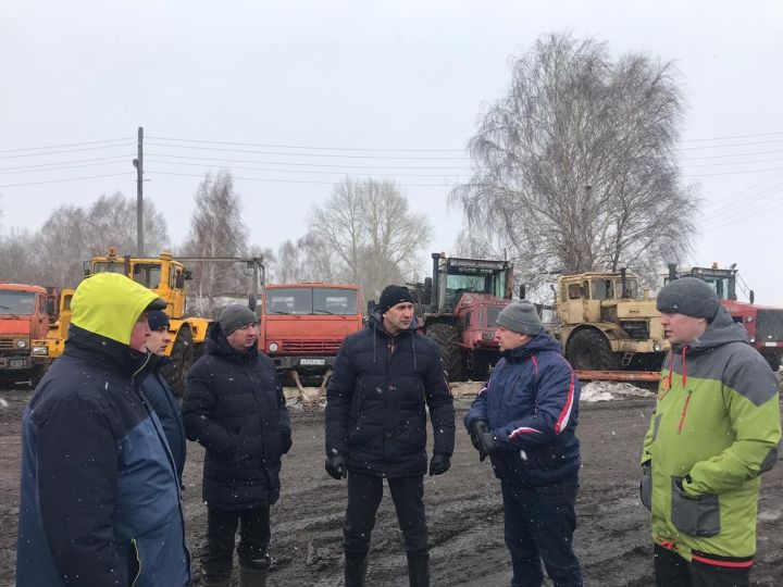 Традиционный объезд по сельскохозяйственным предприятиям сегодня провел исполняющий обязанности главы района (Айдар Салахов в отпуске) руководитель исполкома Камиль Назмиев