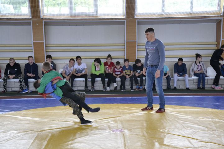 В Мензелинске проходит турнир по борьбе на поясах на призы АО "Татэнерго"