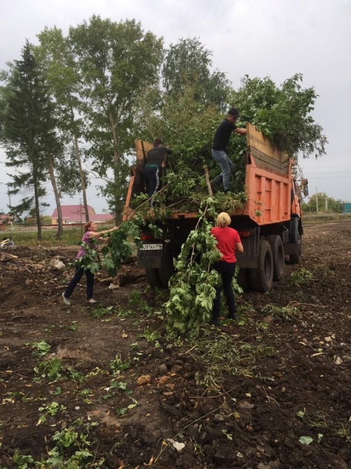 Прилегающая к новому детсаду территория приводится в порядок