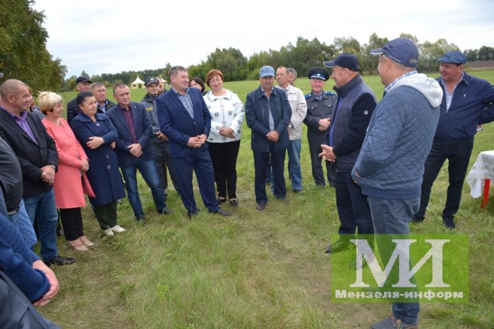 Марат Ахметов порадовался вместе с мензелинцами за хороший урожай