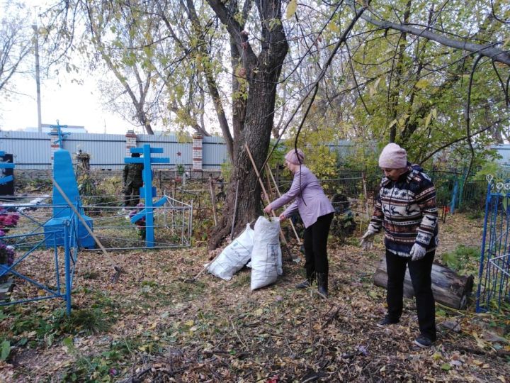 В Мензелинске на кладбище прошел общегородской субботник