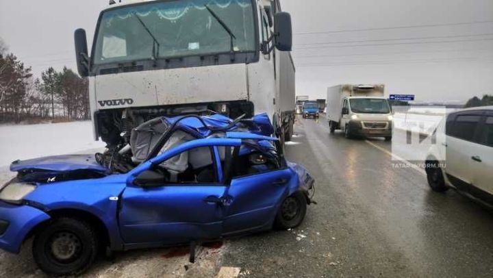 Один человек погиб и двое пострадали в массовом ДТП с грузовиками на трассе в Татарстане