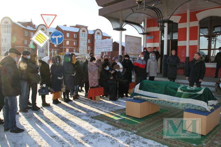 В возрасте 80 лет ушла из жизни бывшая актриса Мензелинского государственного татарского драматического театра имени Сабира Амутбаева, народная артистка Татарстана, легенда театра Илюса Бадриева