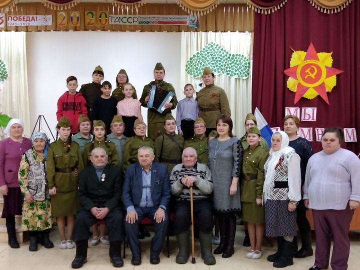 Ветераны и труженики тыла получили юбилейные медали и подарки