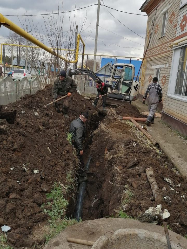 В Мензелинске по обращению жильцов МКД заменили трубы водоотведения