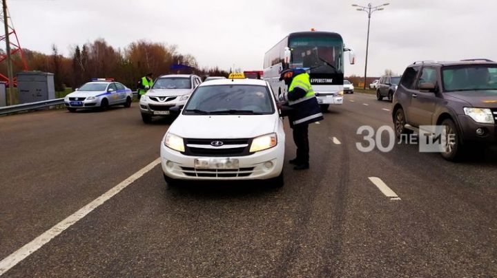 Почти 1500 такси и автобусов были проверены полицией в РТ во время режима самоизоляции