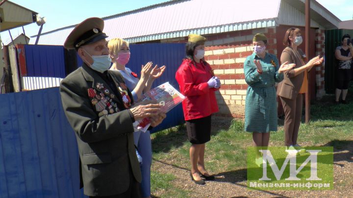 Агитбригада в Мензелинске выступила во дворах, где живут ветераны