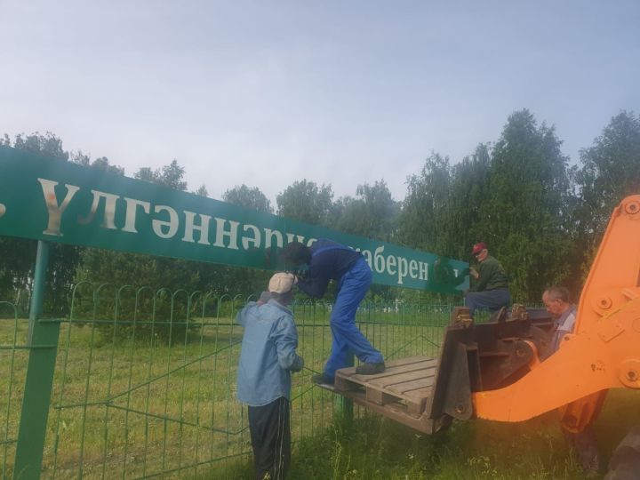 Фларис Шакирьянов внес свой вклад в благоустройство Коноваловского кладбища