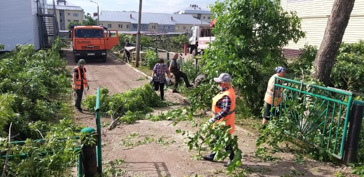 "Чистый город" наводит порядок на Конной площади