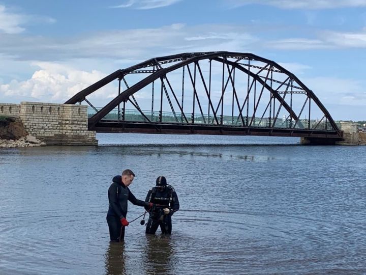 Водолазы очистили дно реки Мензеля у пляжа Мензелинска