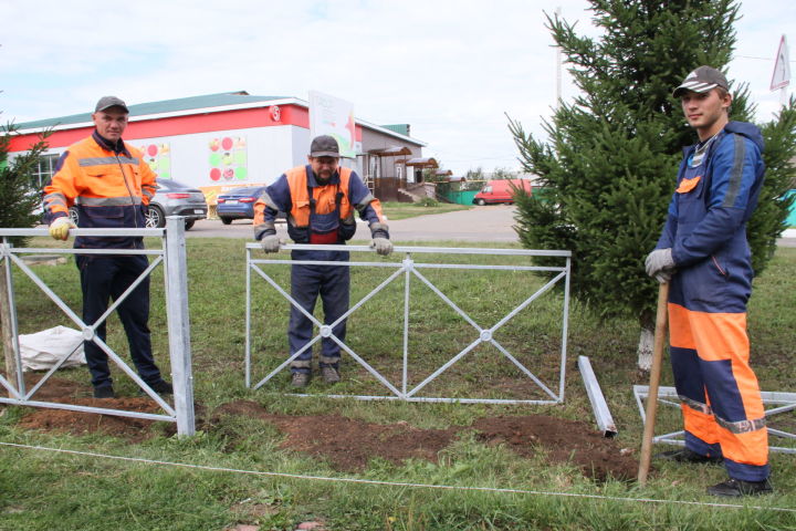 В Мензелинске устанавливают ограждение для пешеходной дорожки