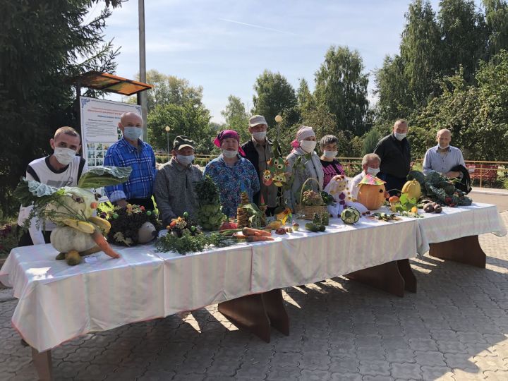 В Мензелинске получатели социальных услуг создали «Осенние мотивы»