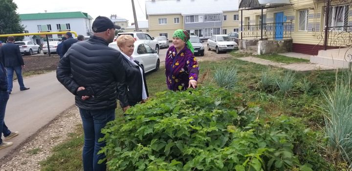 Будущие медики украшают город