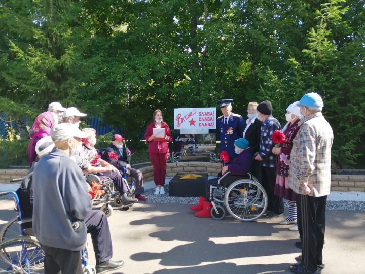 Получатели социальных услуг в Мензелинске почтили память воинам славы