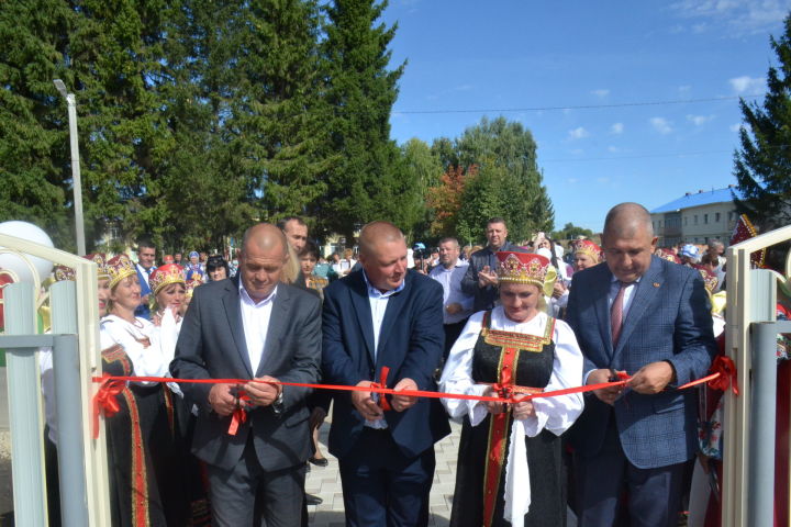 В селе Старое Мазино открыли новый многофункциональный центр и спортивную площадку