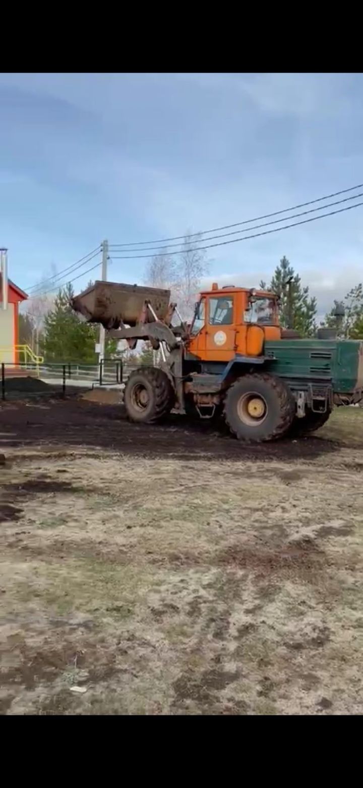 При поддержке хозяйства "Заиковский" приводят в порядок территорию будущего ФАПа