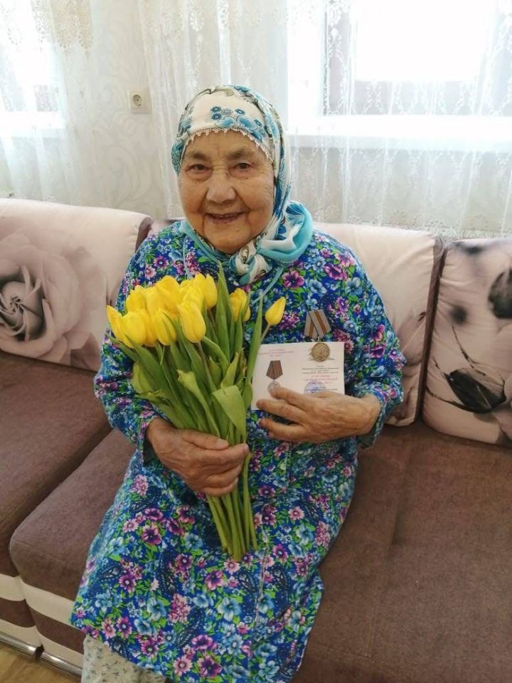 В Мензелинском районе труженицу тыла поздравили с 90-летним юбилеем