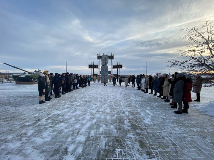 В Мензелинске в День Героев Отечества прошел митинг