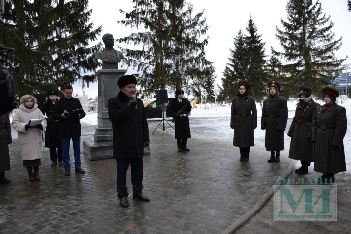 В Мензелинске возложили цветы к памятнику поэту-герою Мусе Джалилю