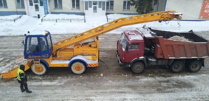 Уборка и вывоз снега в Мензелинске не прекращаются