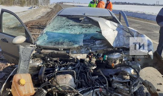 Водитель легкового автомобиля получил травмы, влетев во встречный грузовик на трассе в РТ