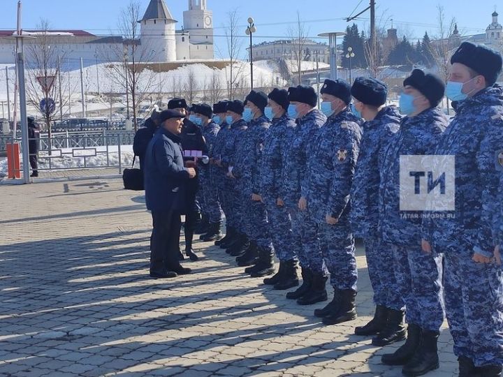 Минниханов вручил росгвардейцам ключи от 40 новых служебных автомобилей