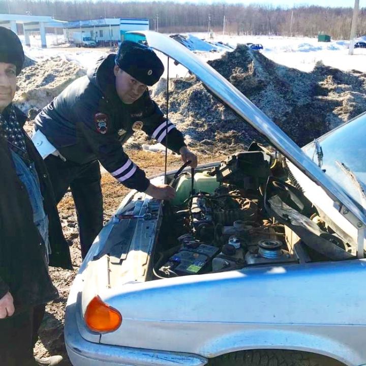 В Татарстане автоинспектор помог пожилой паре, у которой на трассе сломался автомобиль