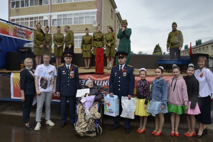 В Мензелинске чествовали ветеранов с песнями