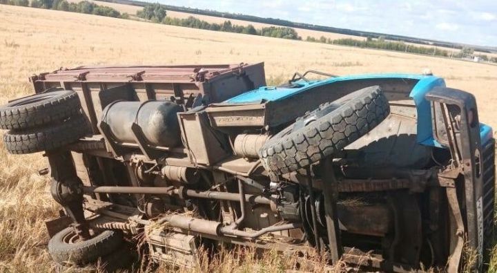 В Мензелинском районе пьяный водитель на грузовике вылетел с трассы