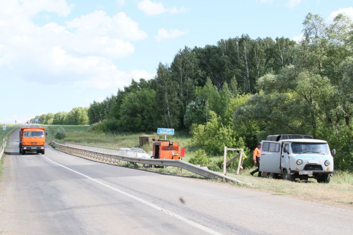 В селе Деуково ремонтируют мост