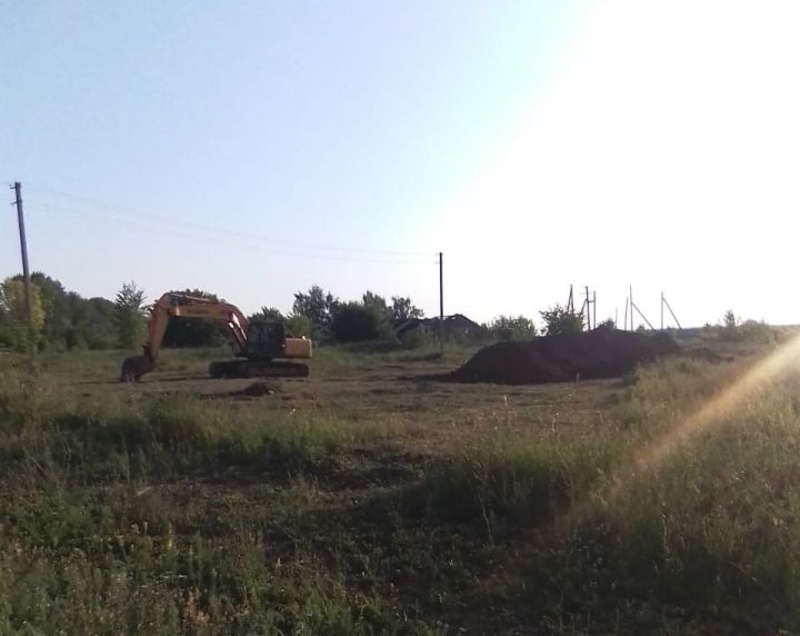 В селе Коноваловка экскаватор начал рыть траншею для закладки фундамента строящегося дома культуры