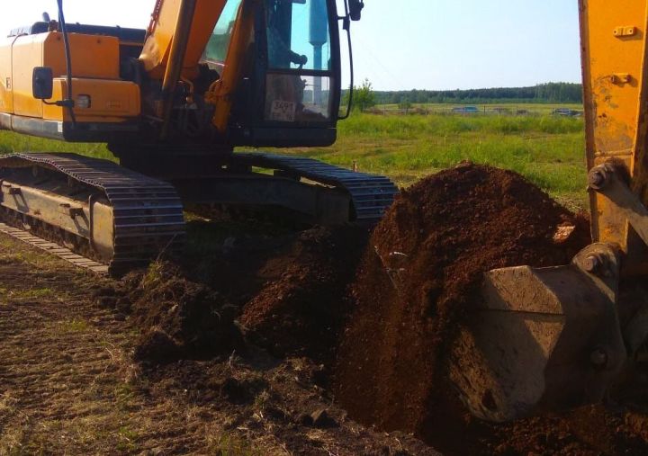 В селе Коноваловка экскаватор начал рыть траншею для закладки фундамента строящегося дома культуры