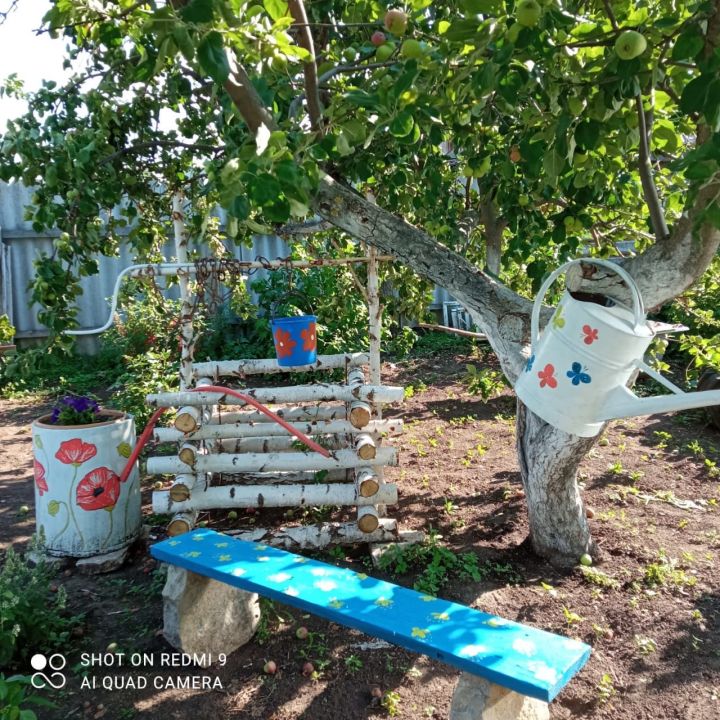 Василя Музипова из Мензелинского района украсила свой двор различными поделками