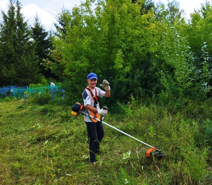 В селе Аю прошел субботник по наведению порядка на кладбище