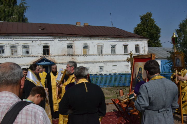 Епископ Иннокентий провёл крестный ход памяти преподобномученицы Маргариты Мензелинской