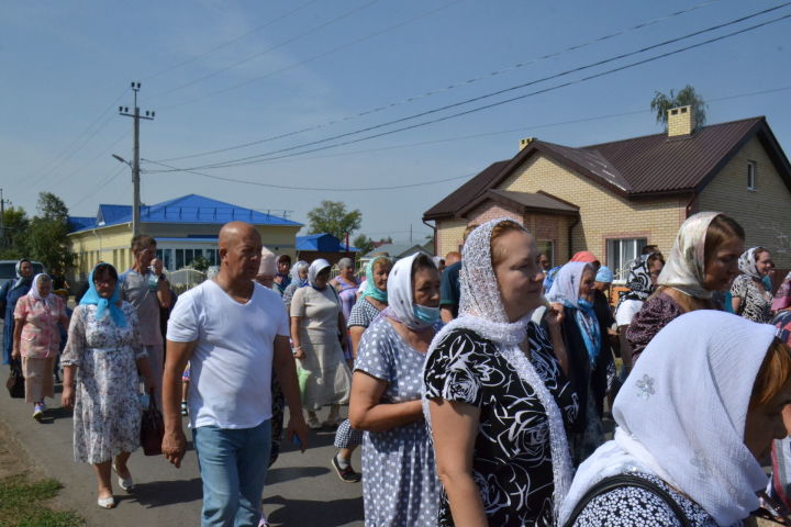 Епископ Иннокентий провёл крестный ход памяти преподобномученицы Маргариты Мензелинской