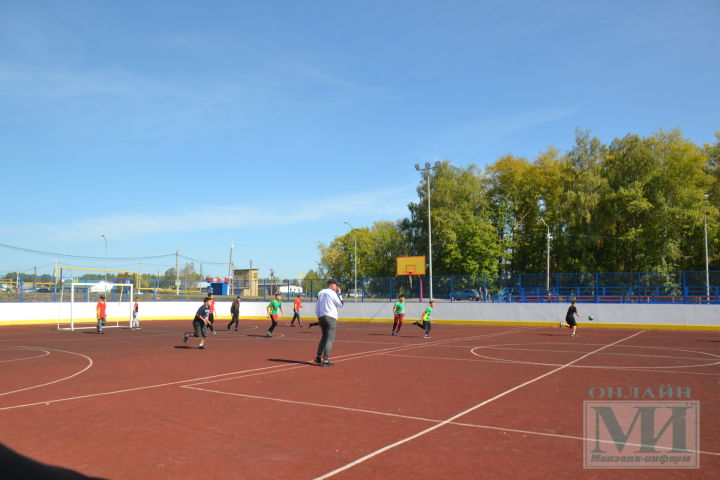 Дети в Мензелинске с удовольствием играли в футбол