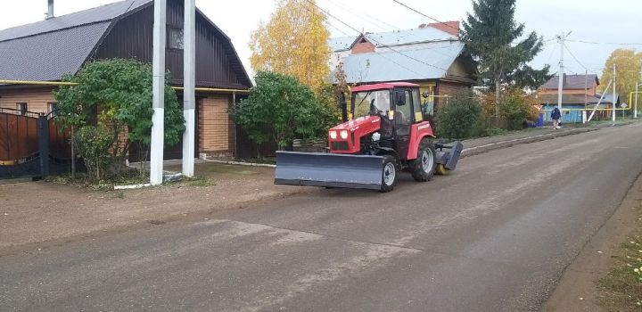 Универсальные тракторы необходимы для поддержания порядка на улицах Мензелинска