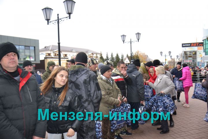 В Мензелинске защитников Отечества проводили с большими почестями и пожеланиями вернуться живыми и здоровыми