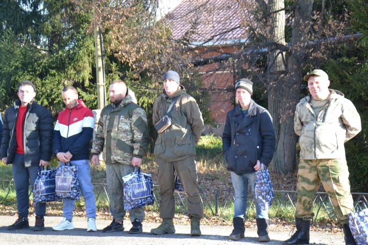 В Мензелинском районе проводили  очередную группу призванных в рамках частичной мобилизации