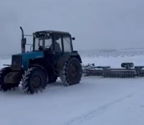 В Мензелинском районе приступили к разрушению почвенной ледяной подкорки