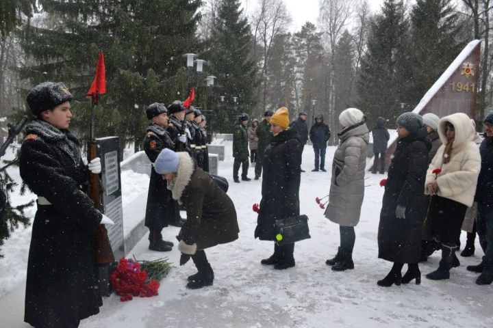 В Мензелинске в преддверии Дня работников органов безопасности состоялся памятный митинг