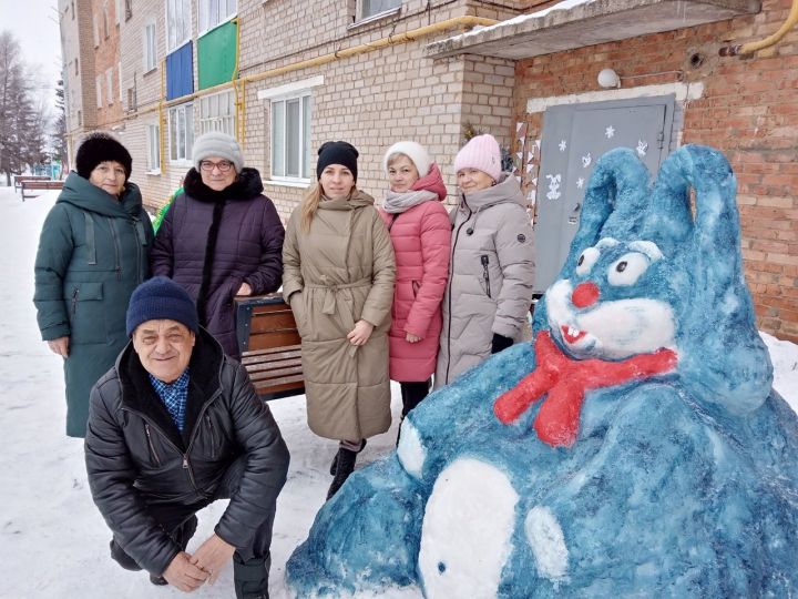 Мензелинцы превратили свой подъезд в зимнюю сказку