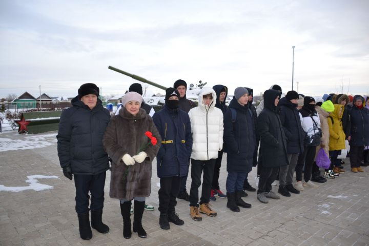 В Мензелинске состоялся митинг в честь Дня Героев Отечества