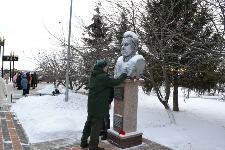 В Мензелинске состоялся митинг в честь Дня Героев Отечества