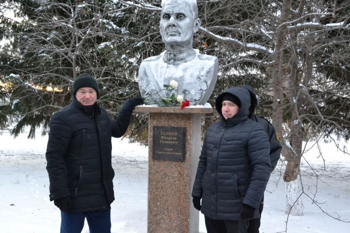 В Мензелинске состоялся митинг в честь Дня Героев Отечества