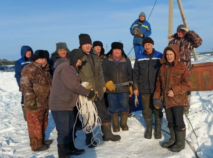 В Кадрякове коллективным трудом заменили насос в водонапорной башне